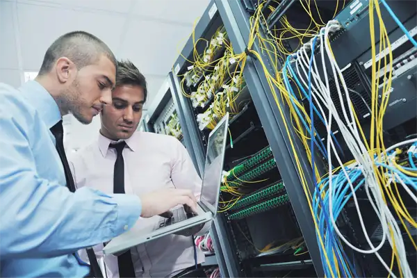 internal-it-experts-looking-at-computer-with-external-msp-team-working-on-networking-solutions-for-business